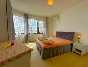 Marina Breeze Rooms - Firstline & Seaview