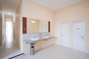 Urbanview Stay at H jakal by RedDoorz