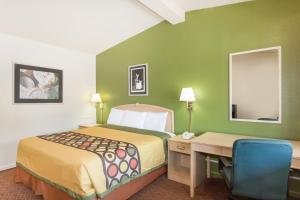 King Room- Non-Smoking room in Knights Inn Statesboro