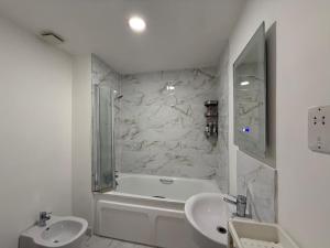 Modern Flat Near Harrods for 6