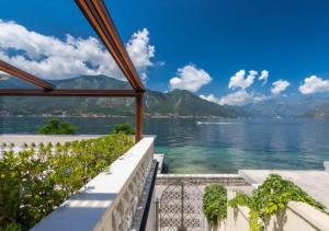 Luxury Waterfront Villa with Pontoon & Sunset View