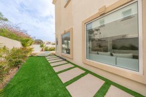 Free housekeeping visits during your stay - StayShort - Vibrant Villa in Springs 4 that Sleeps 4 with Private Pool