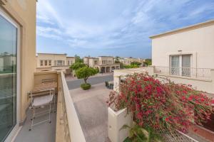 Free housekeeping visits during your stay - StayShort - Vibrant Villa in Springs 4 that Sleeps 4 with Private Pool