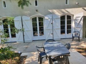 MAISON LES MATHES 60 M2, TERRAIN 850 M2, 4 à 6 personnes