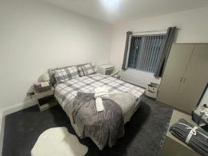 House Sleeps 9 with Garden and Parking