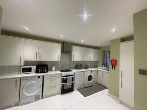 House Sleeps 9 with Garden and Parking
