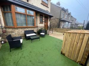House Sleeps 9 with Garden and Parking