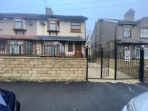 House Sleeps 9 with Garden and Parking