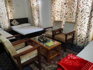 Bashaw Residency Top Rated In Srinagar Only 6 Kms from Srinagar International Airport And Only 5 Kms From Srinagar Railway Station