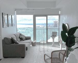 CN Tower and Lake View 1 Bedroom Condo in Downtown Toronto