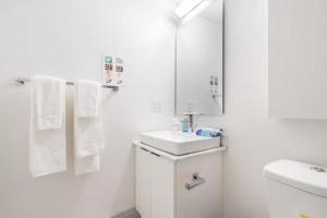 CN Tower and Lake View 1 Bedroom Condo in Downtown Toronto