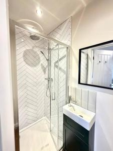 Newly renovated, 4 Bed , 4 Bath Holiday Home