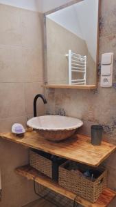 Pokoj pro 2 s vlastní koupelnou a minikuchyňkou