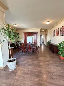 Top Floor 2BR Apartment with Stunning City Views