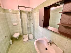 CASA OLIVA Cielo terra con doppi servizi, aria condizioanta, in centro e vicino al mare