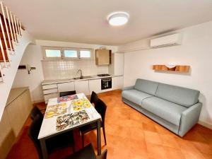 CASA OLIVA Cielo terra con doppi servizi, aria condizioanta, in centro e vicino al mare