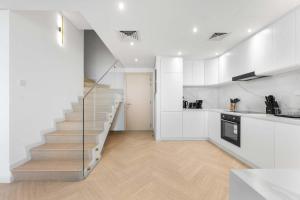 Free housekeeping visits during your stay - StayShort - Stylish 1 Bedroom Duplex in DIFC that Sleeps 4