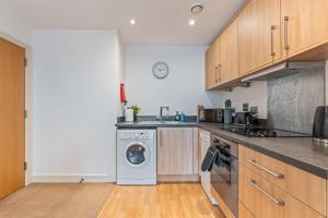 Modern 2BR Apt in City Centre Sleeps 4