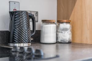 Modern 2BR Apt in City Centre Sleeps 4