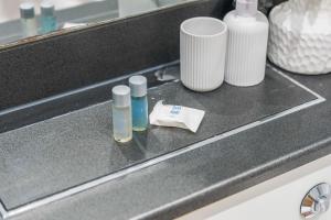 Modern 2BR Apt in City Centre Sleeps 4