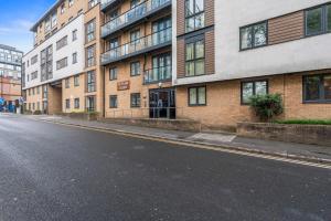 Modern 2BR Apt in City Centre Sleeps 4