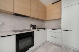 Air-Conditioned Apartment with Parking and Balcony by Noclegi Renters