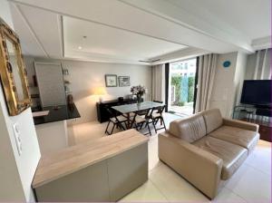 CANNES - POINTE CROISETTE - 2 PIECES MODERNE - JARDIN