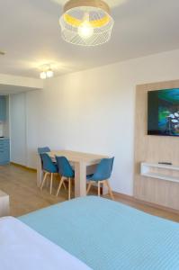 Sea View Apartment, spacious and renovated, 10 minutes to the beach, pool