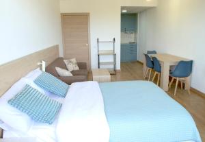 Sea View Apartment, spacious and renovated, 10 minutes to the beach, pool