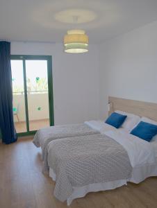 Sea View Apartment, spacious and renovated, 10 minutes to the beach, pool