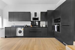 4BR Sleeps 8 Garden Flat En-suite Large WiFi & Parking