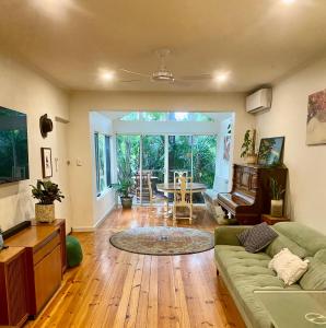 Beachside Bungalow with Sauna - 15 mins from the city