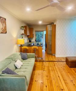 Beachside Bungalow with Sauna - 15 mins from the city
