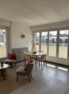 Appartement les pieds dans leau en plein centre du Val-André