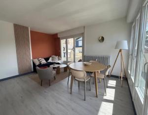 Appartement les pieds dans leau en plein centre du Val-André