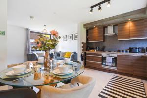Modern 3-Bed House with Parking