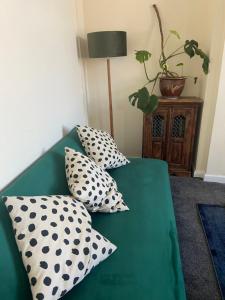 Cosy Town Centre House near M6 & park & parking
