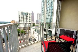 Midtown Atlanta 1BR Skyline Balcony Corner Suite by Piedmont Park LuxePad