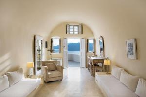 Honeymoon Cave Suite with Caldera View