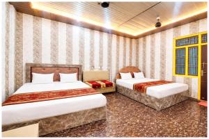 !!Hotel NMO Near Shree Ramjanam Bhumi Temple 1KM!!