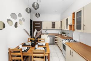 Park Krakowski Deluxe Apartment by BookingHost