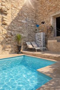 Mas XVIII en pierres avec piscine privée proche dUzés