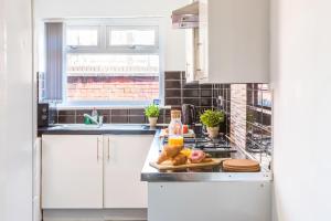 NEW Large Contractors House 4 Bedrooms, 8 guests