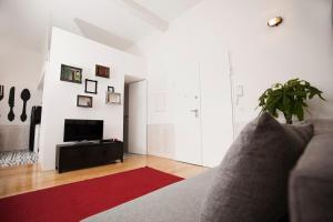 GET Lights and Books in Flat