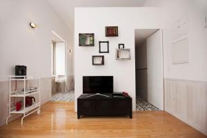 GET Lights and Books in Flat