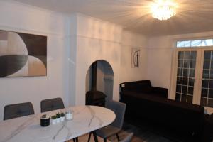 Sleeps 8 - Cosy Contractor and Family Stay - Sandwell Station