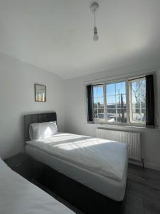 Sleeps 8 - Cosy Contractor and Family Stay - Sandwell Station