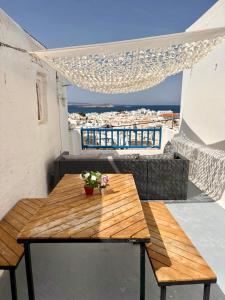 Elenitas Town House with veranda and sea view