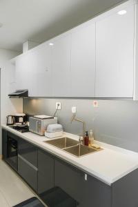 Monarchy Luxury Serviced Apartments - By Charm Homestay Vietnam