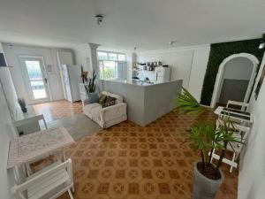 Quarto com varanda privada a 160 metros da Praia do Farol da barra ll